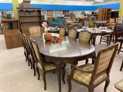 Beautiful Dining table with seating for 8
