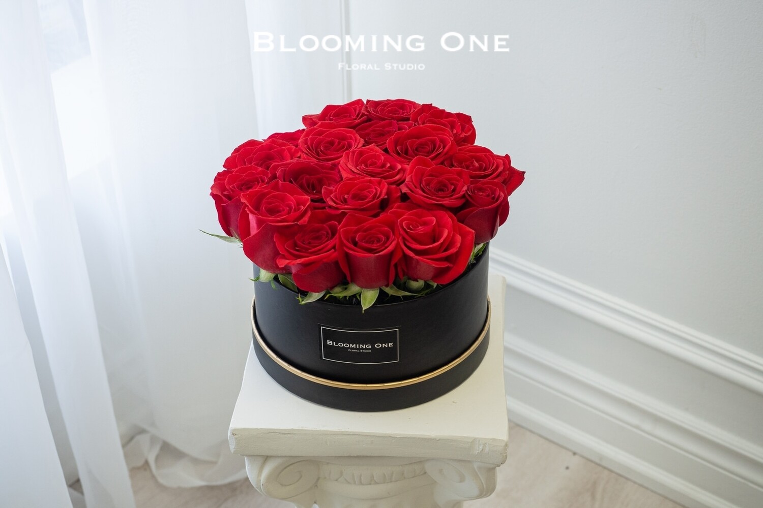 Red roses box rimmed with gold line