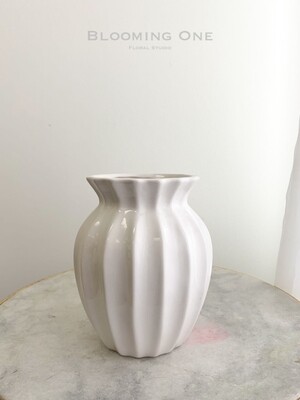 Omaggio Nordic Porcelain Vase (Height 6.3")