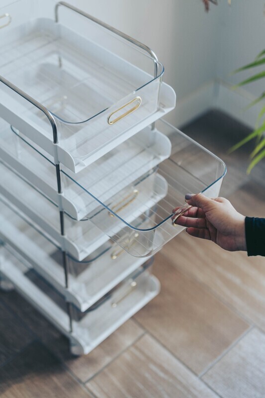 Trolley con bandejas acrílicas