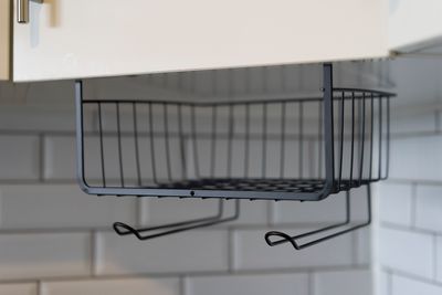 Repisa aerea con porta papel