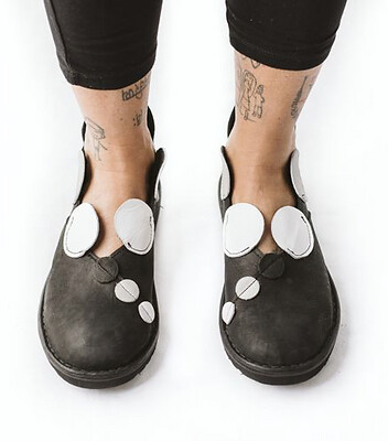 Artistic Circle-Detail Leather Shoes