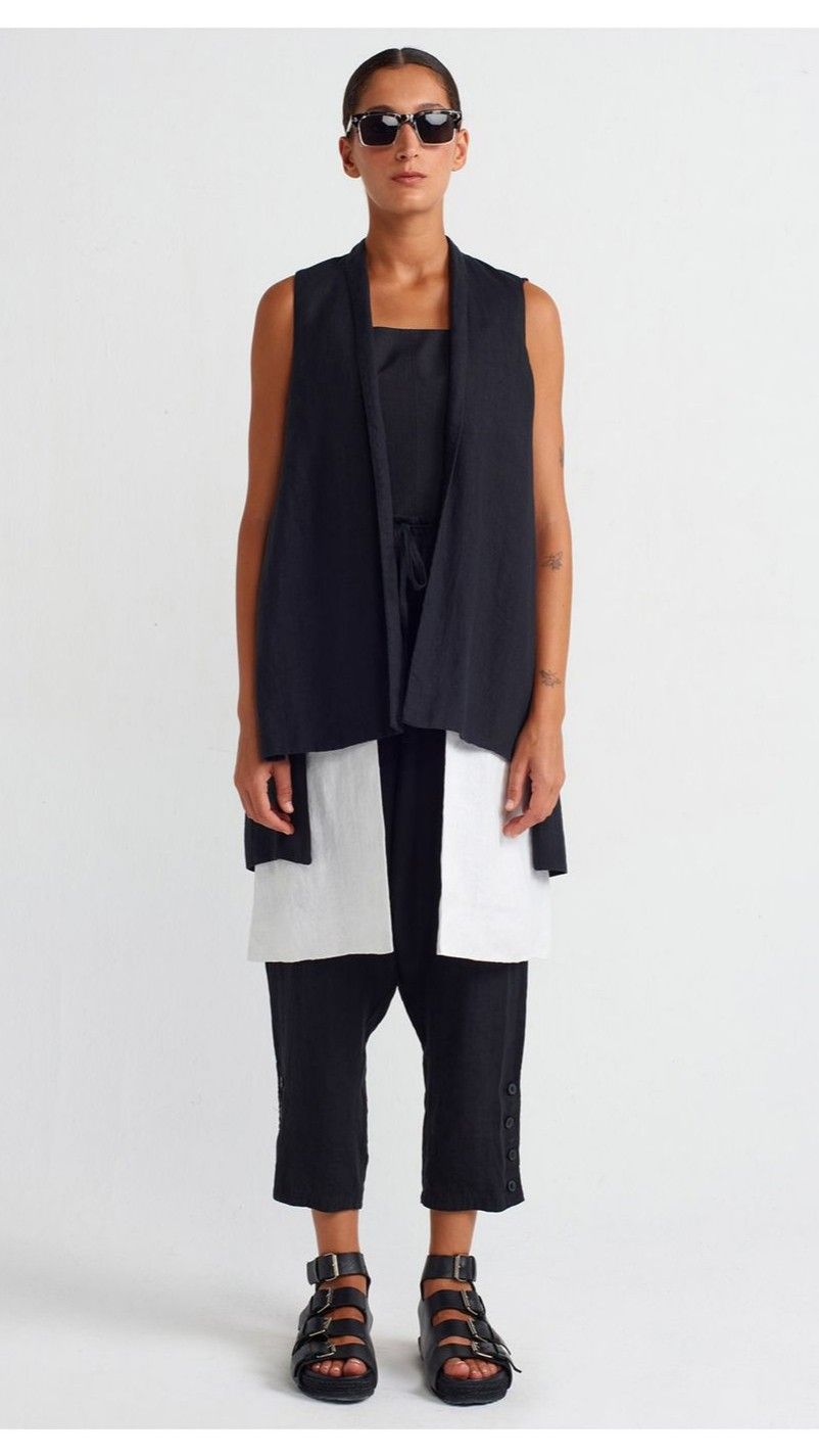 Sleeveless Open-Front Vest – Minimalist Layering Piece
