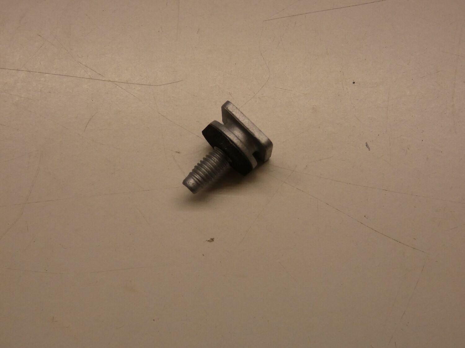 Opel Schraube / Bolzen Heckspoiler