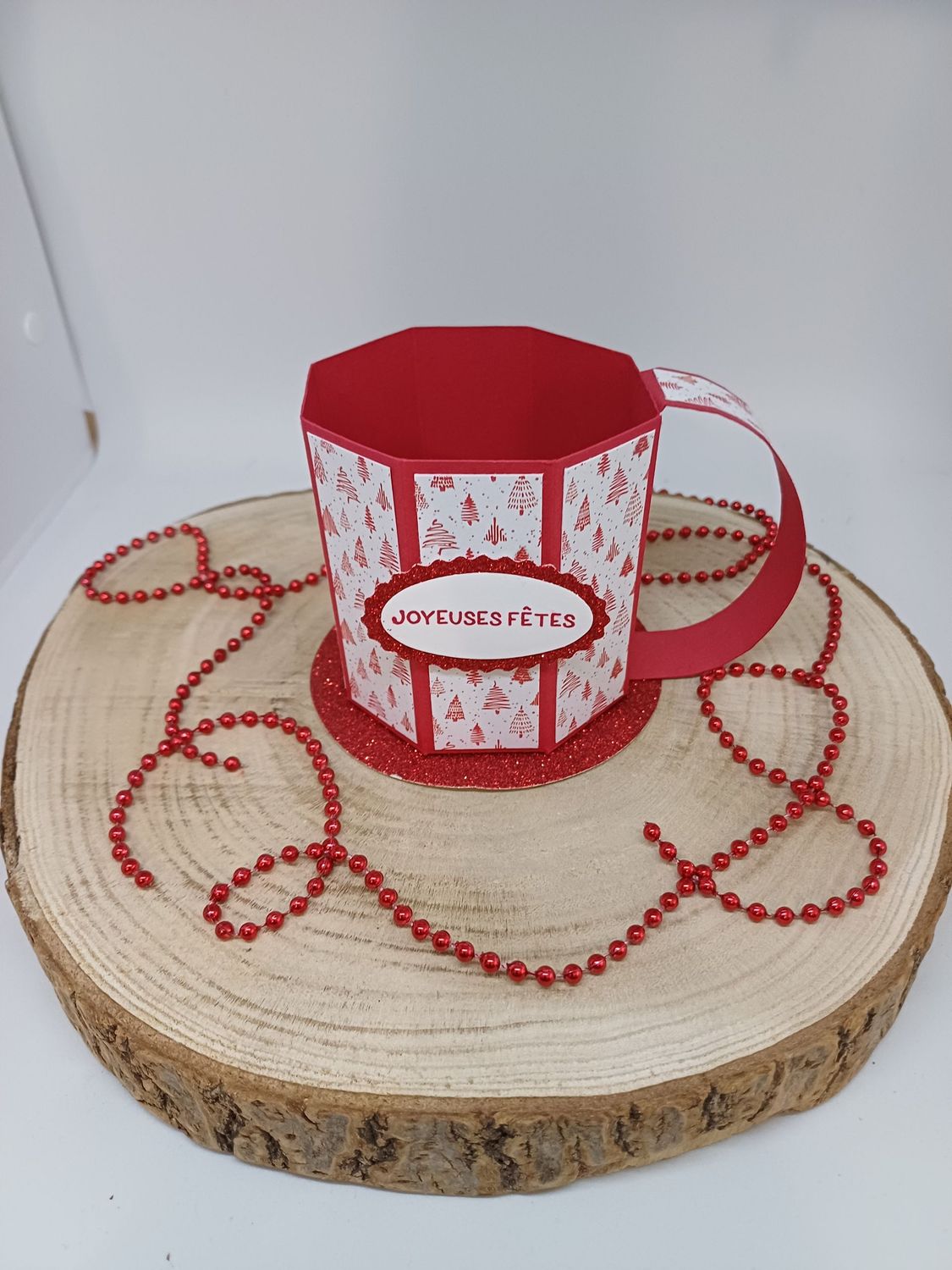 Tasse rouge sapin joyeuses fêtes