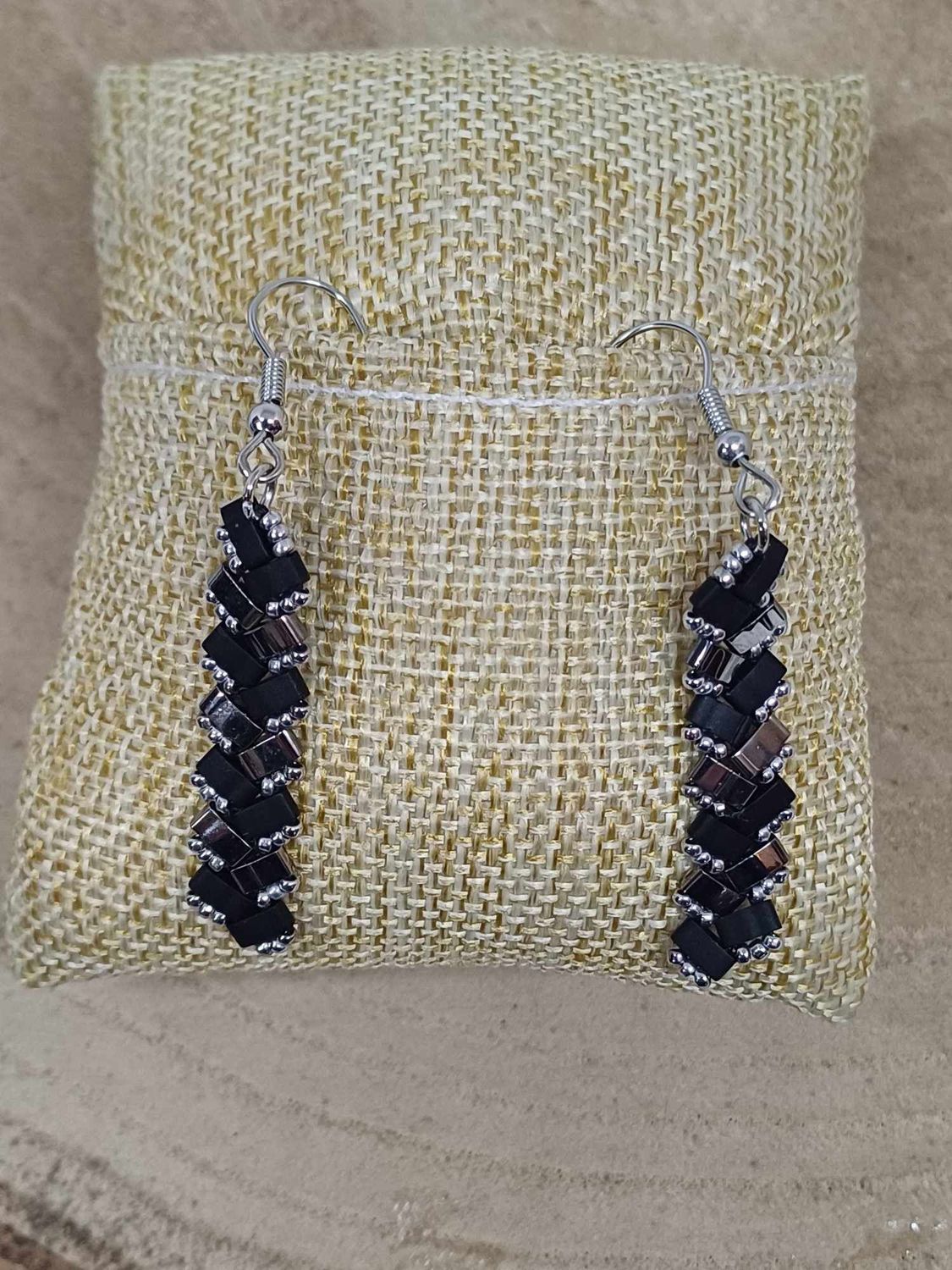 Boucles d'oreilles perles noires mat et argentées 1