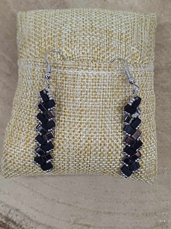 Boucles d'oreilles perles noires mat et argentées 1