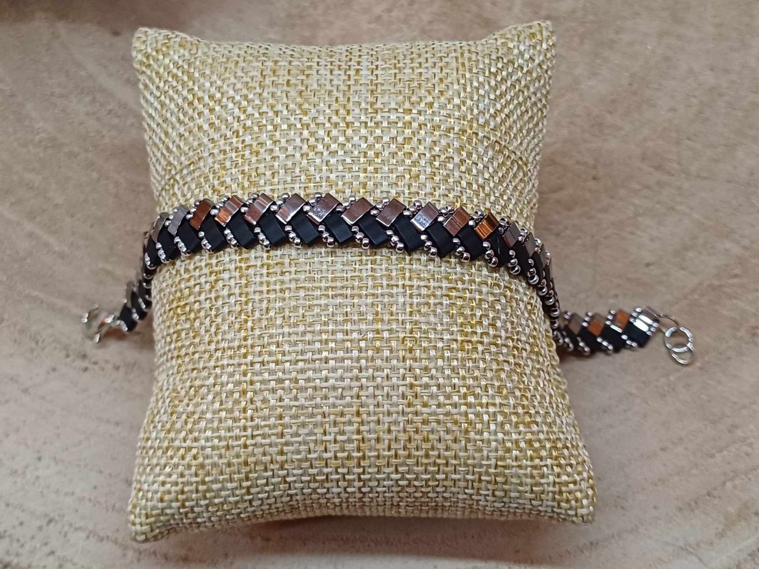 Bracelet perles noires mat et argentées 2
