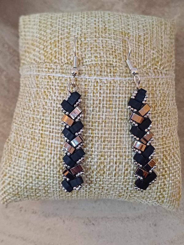 Kit 3 pour réaliser 1 paire de boucle d'oreille perles noires brillantes et argentées