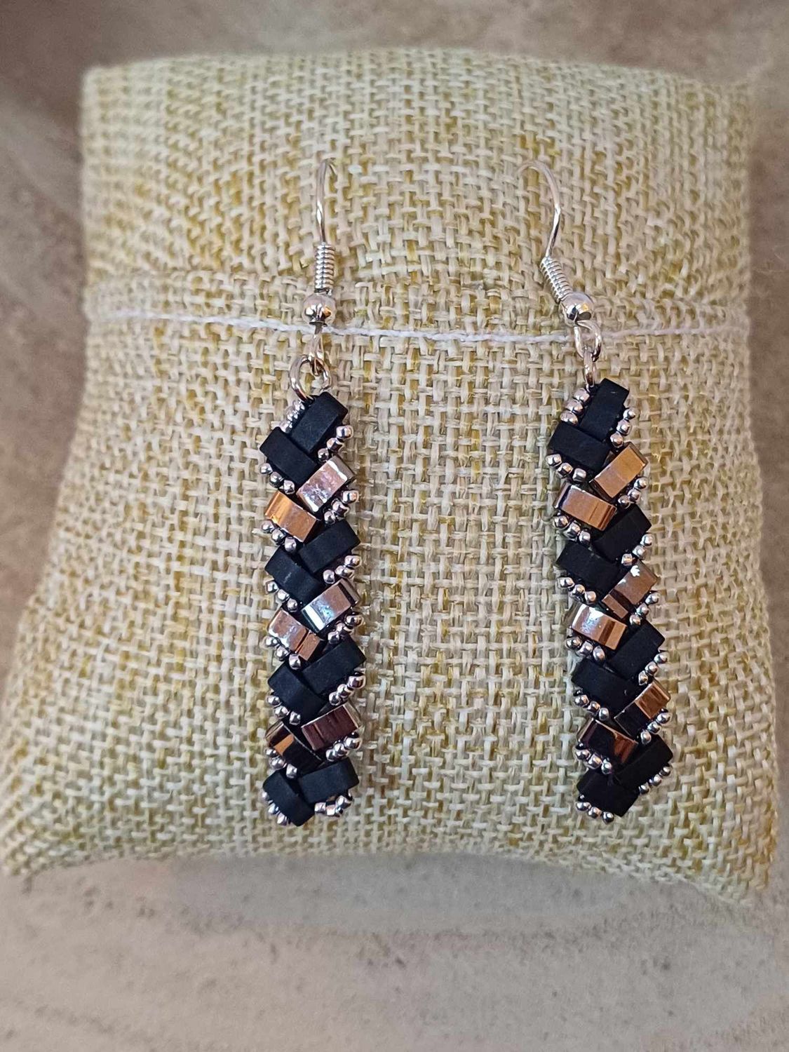Boucles d'oreilles perles noires brillantes et argentées 3
