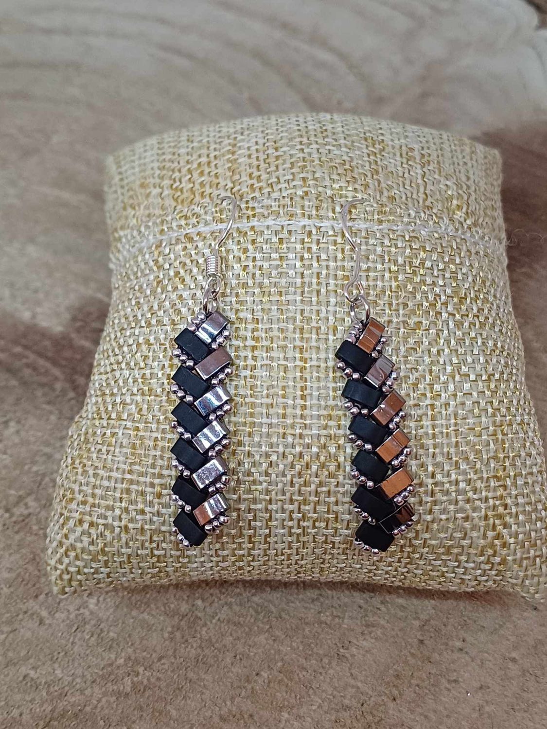 Kit 4 pour réaliser 1 paire de boucle d'oreille perles noires brillantes et argentées