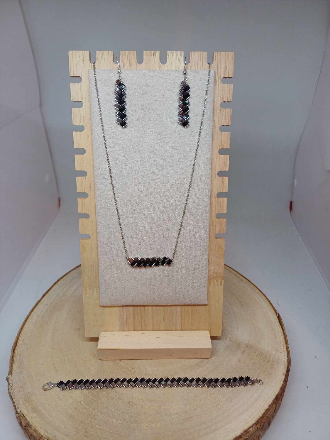 Parure bijoux perles noires brillantes et argentées 4