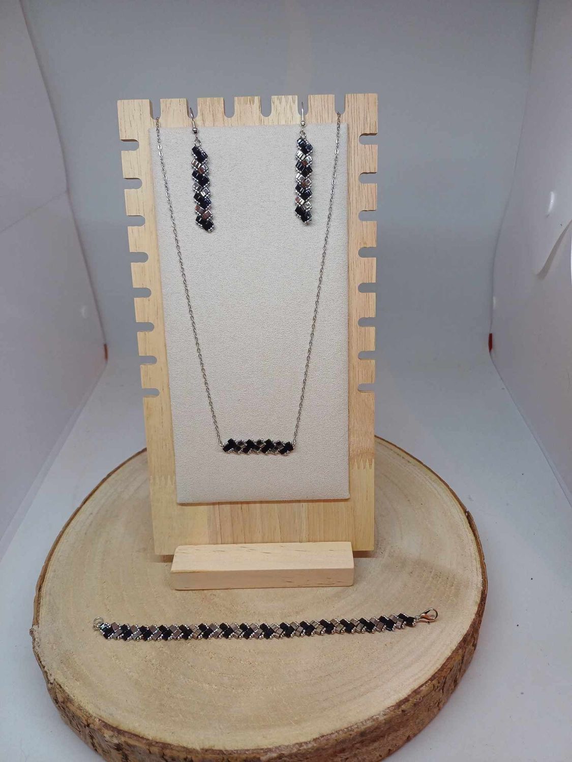 Parure bijoux perles noires brillantes et argentées 3