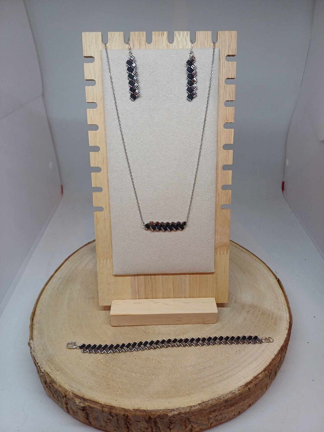 Parure bijoux perles noires mat et argentées 2
