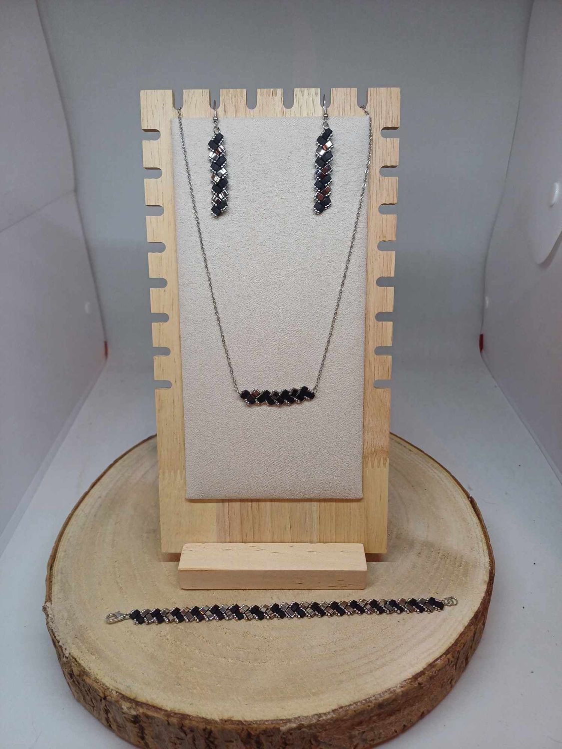 Parure bijoux perles noires mat et argentées 1