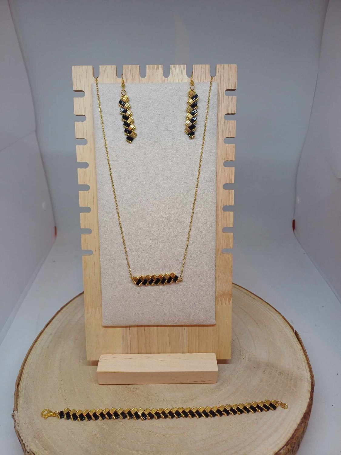 Parure bijoux perles noires brillantes et dorées 5
