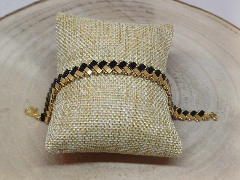 Bracelet perles noires brillantes et dorées  5