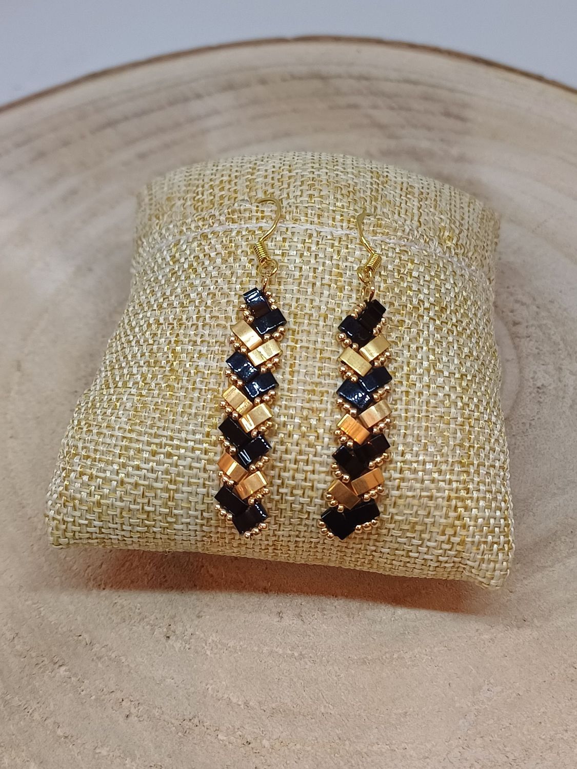 Boucles d'oreilles perles noires brillantes et dorées 6