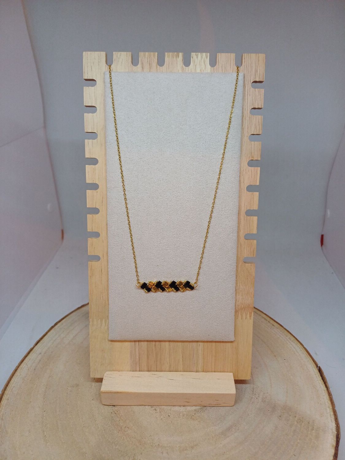 Collier  perles noires brillantes et dorées 6