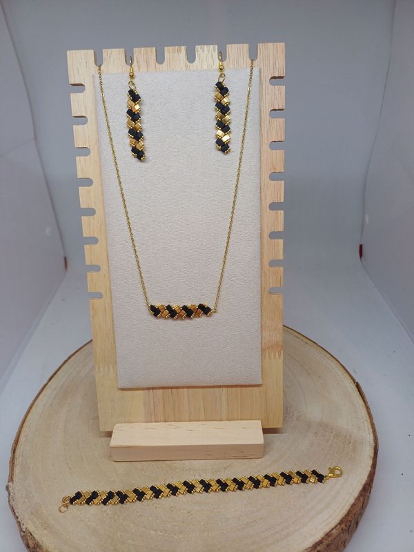 Parure bijoux perles noires mat et dorées 8