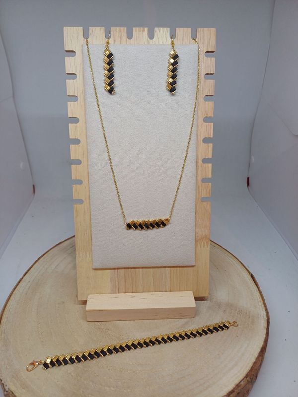 Parure bijoux perles noires mat et dorées 7