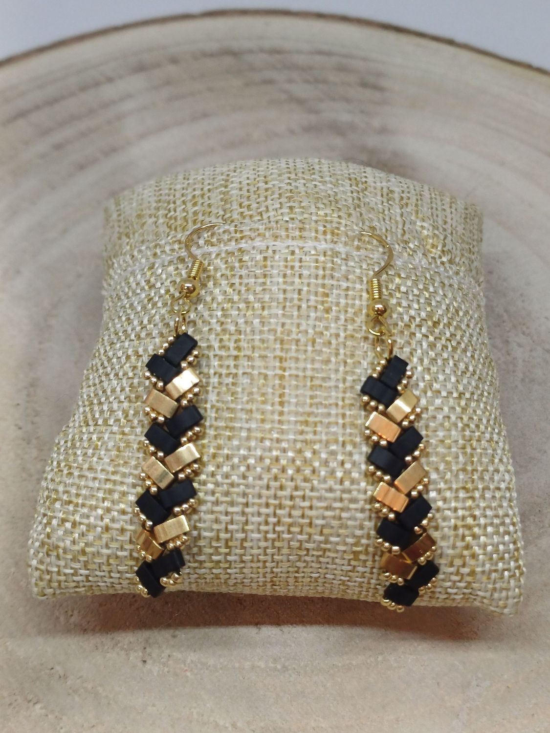 Boucles d'oreilles perles noires mat et dorées 8
