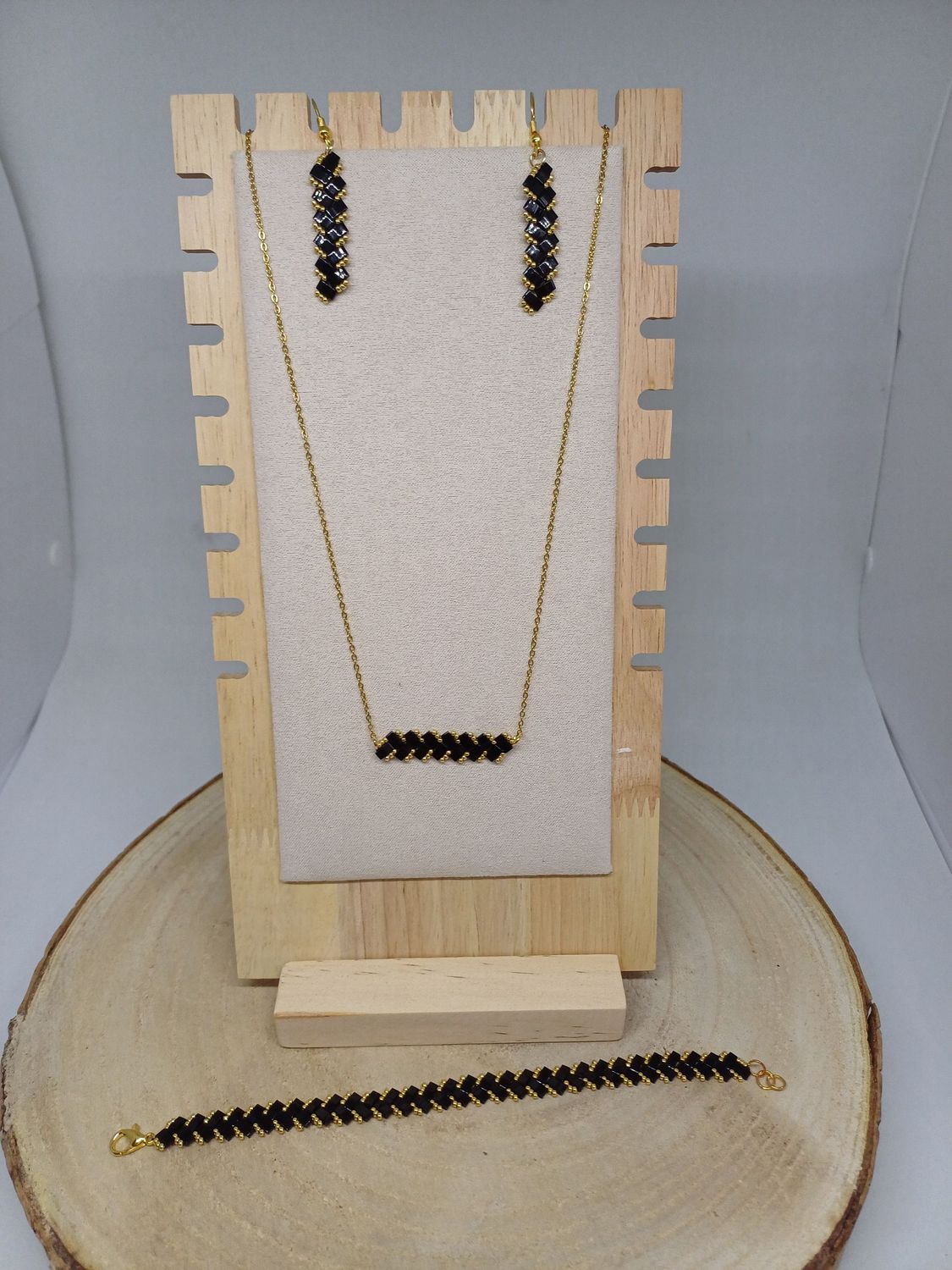 Parure bijoux perles noires brillantes et dorées 9