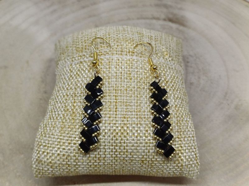 Boucles d'oreilles perles noires brillantes et dorées 9