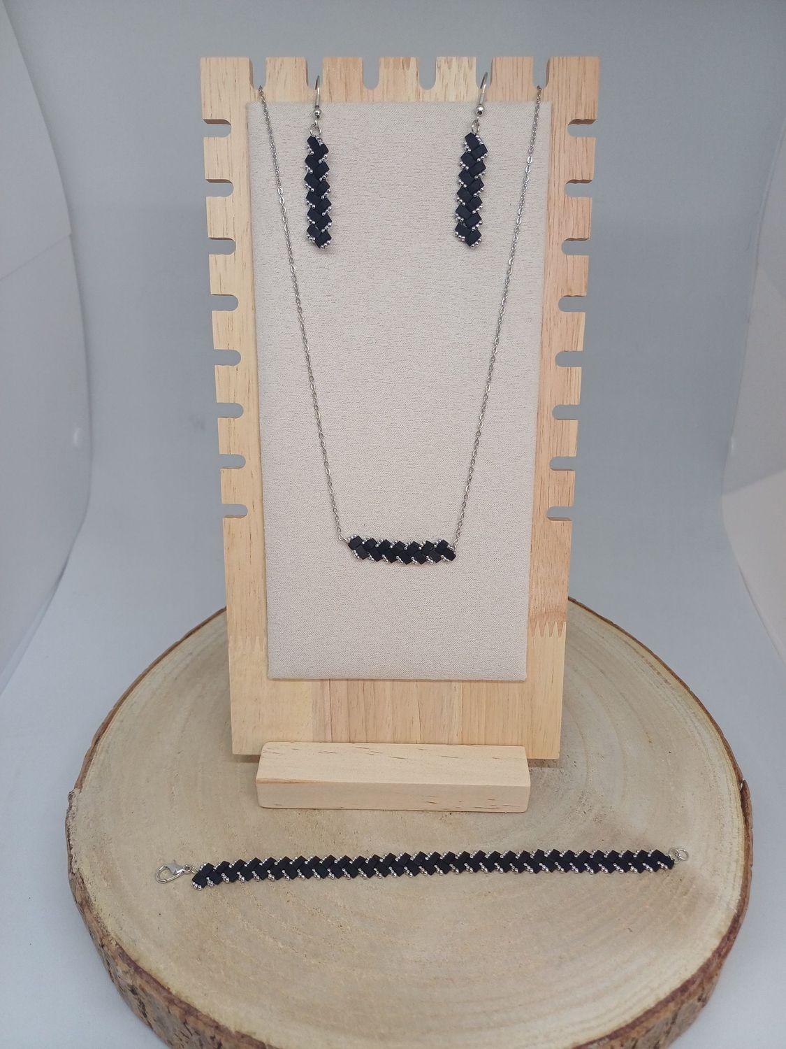 Parure bijoux perles noires mat et argentées 12