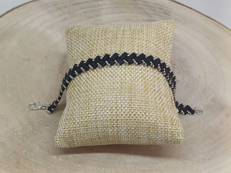 Kit 12 pour réaliser 1 bracelet perles noires mat et argentées