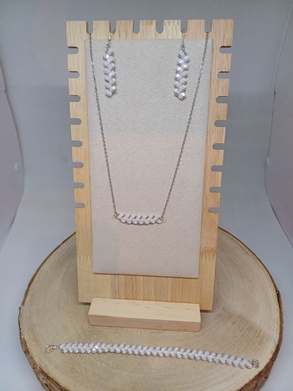 Parure bijoux perles blanches brillantes et argentées 13