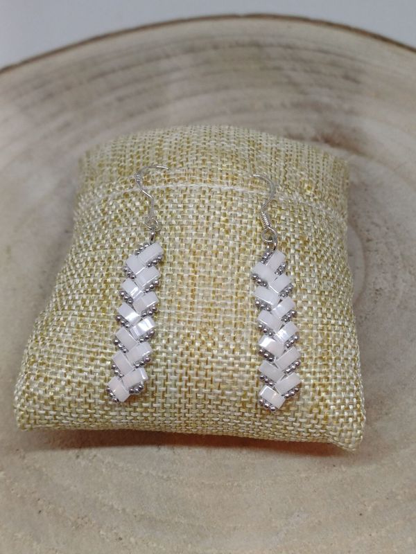 Kit 13 pour réaliser 1 paire de boucle d'oreille perles blanches brillantes et argentées