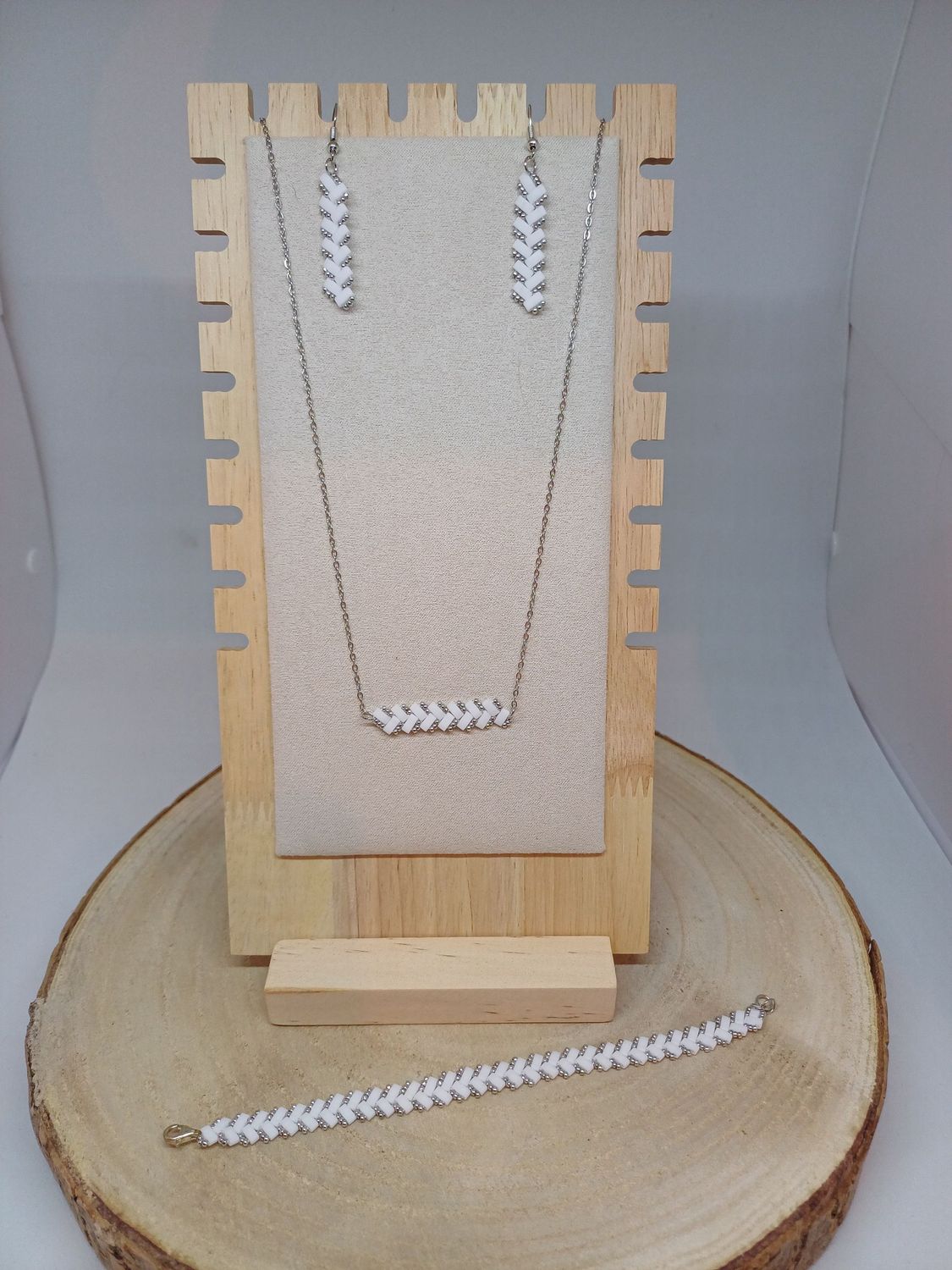 Parure bijoux perles blanches et argentées 14