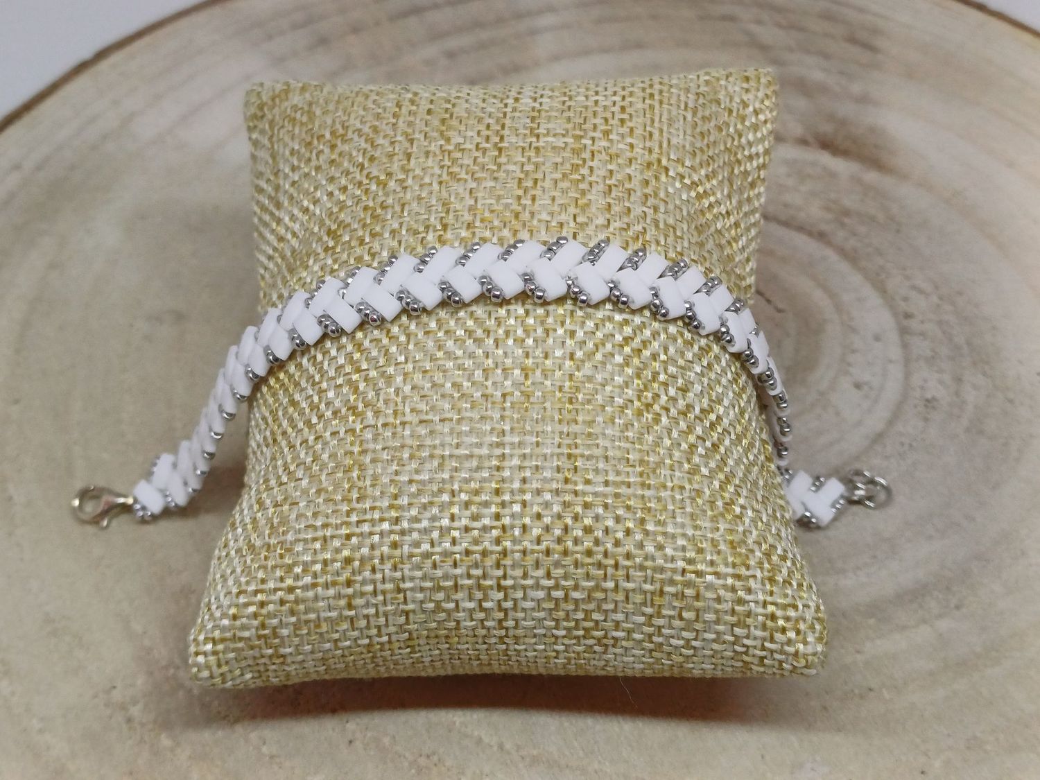 Bracelet perles blanches et argentées 14