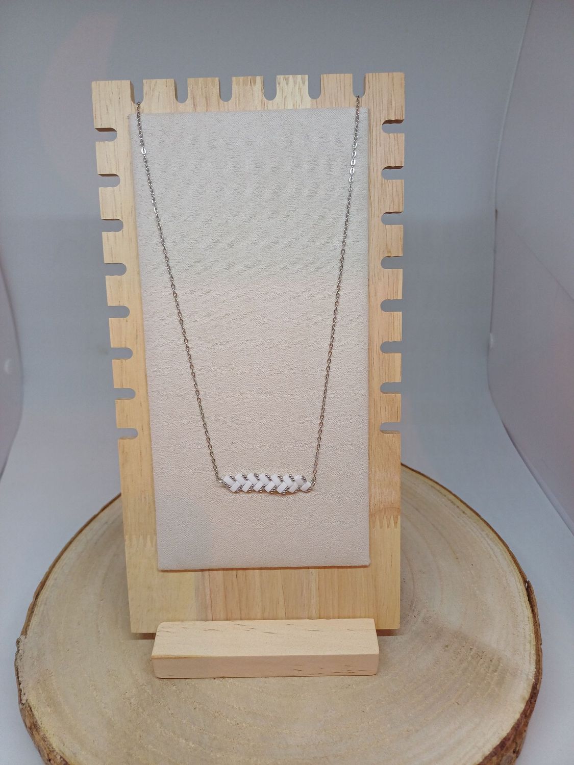 Collier perles blanches et argentées 14