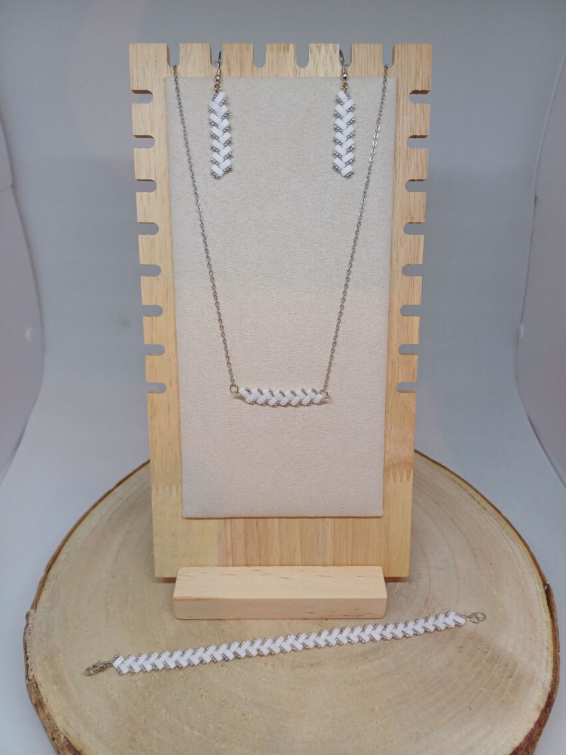 Parure bijoux perles blanches irisées et argentées 15