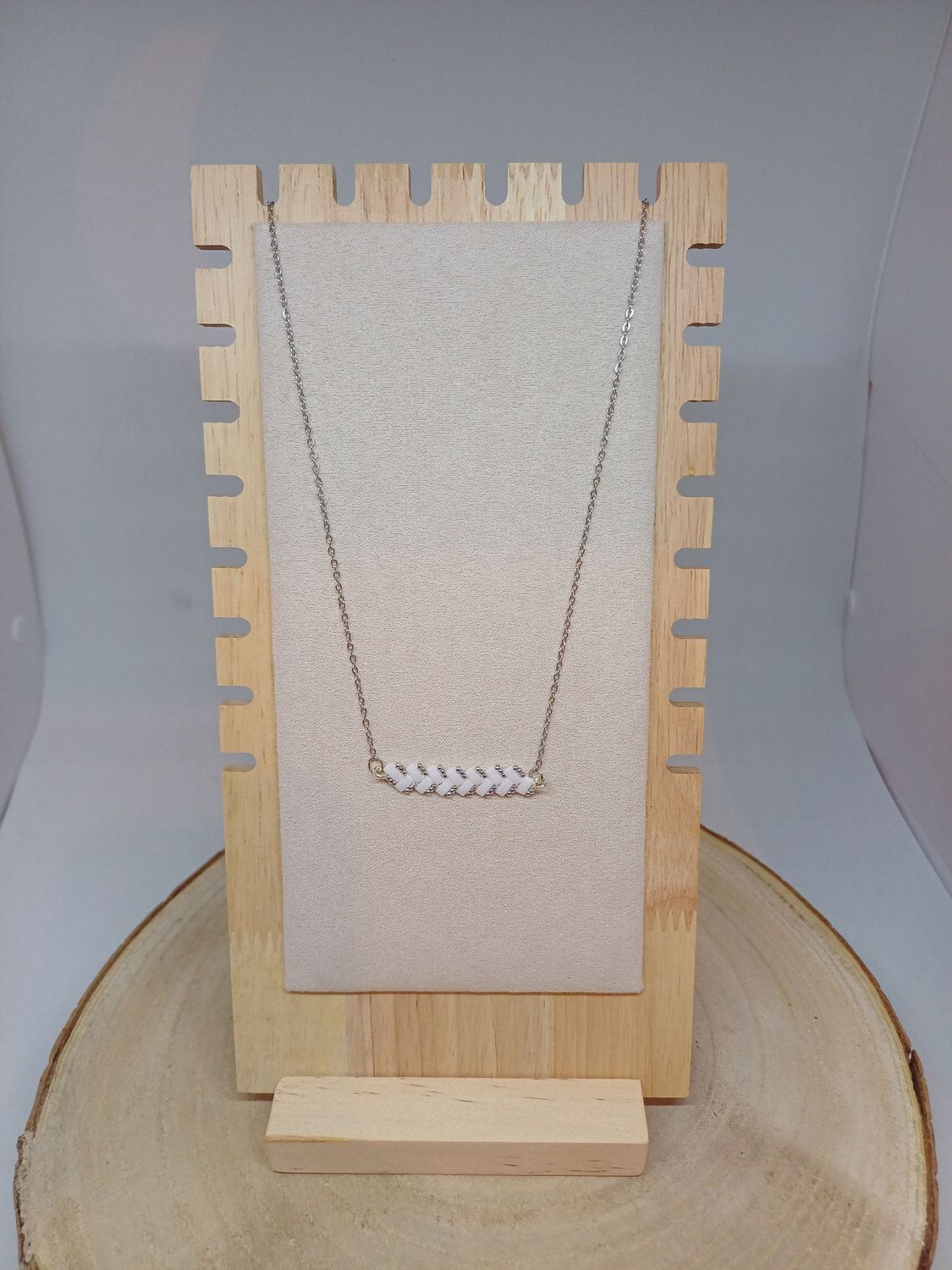 Collier perles blanches irisées et argentées 15
