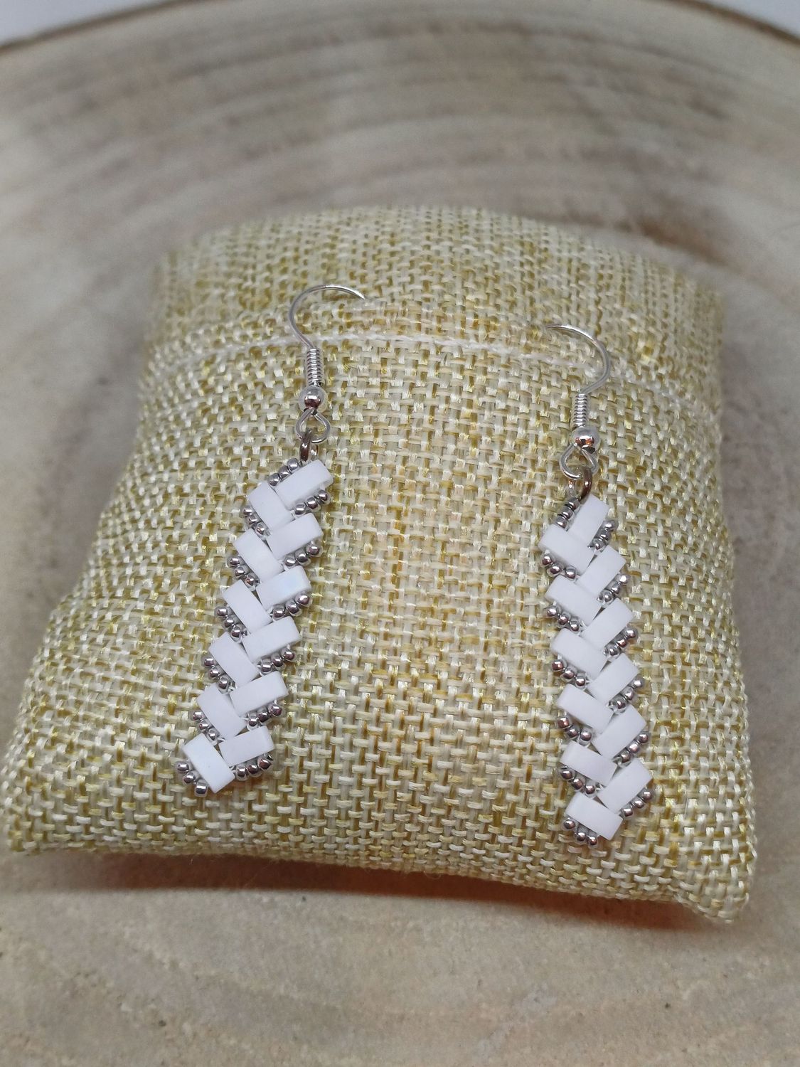 Kit 15 pour réaliser 1 paire de boucle d'oreille perles blanches irisées et argentées