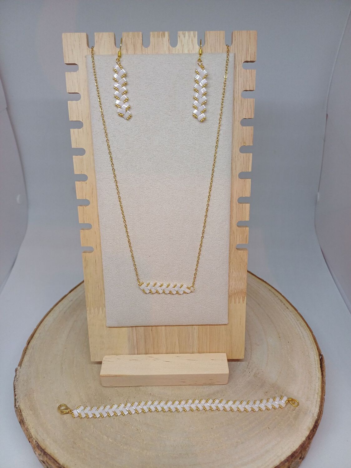 Parure bijoux perles blanches brillantes et dorées 16