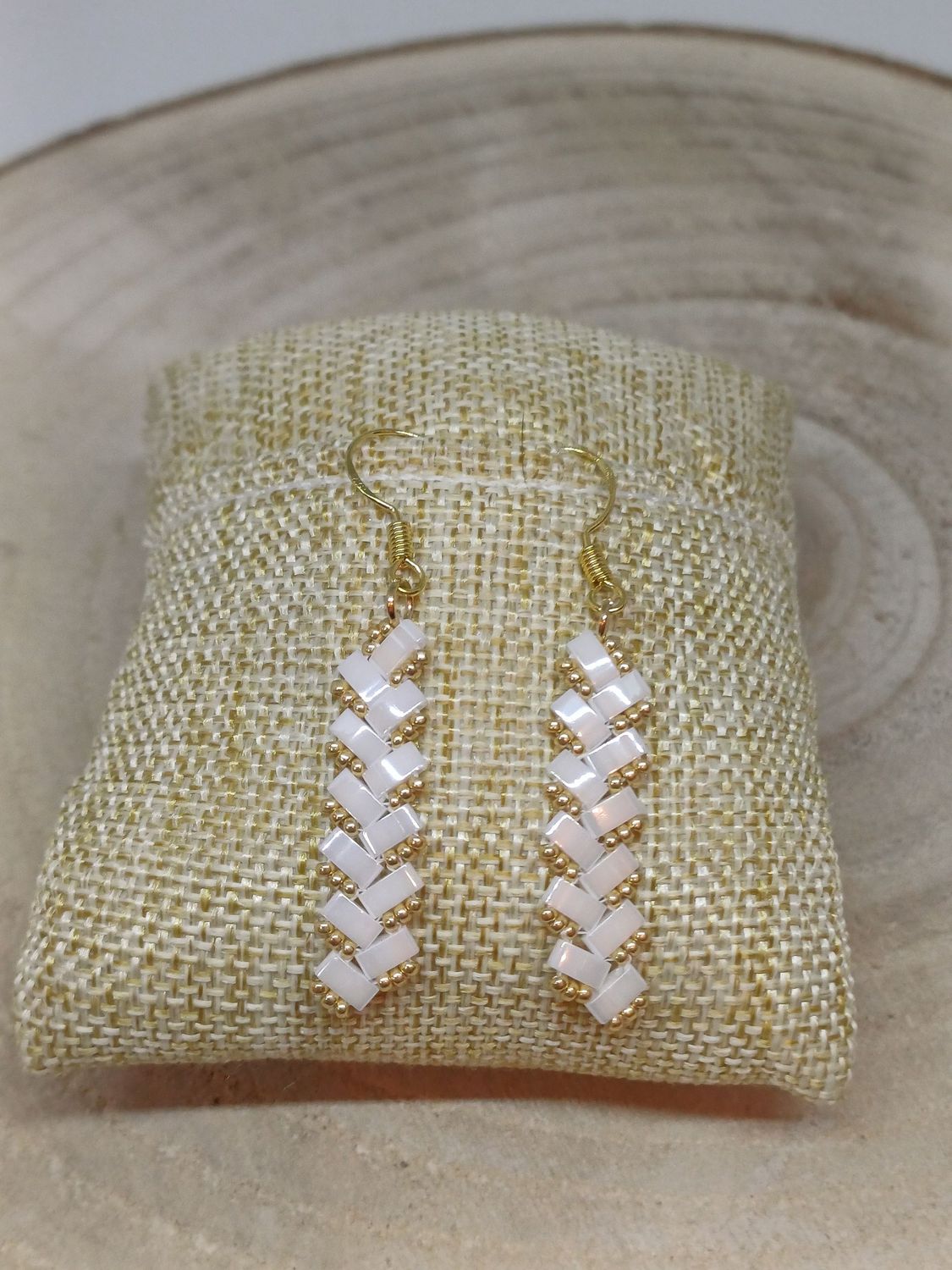 Boucles d'oreilles perles blanches brillantes et dorées 16