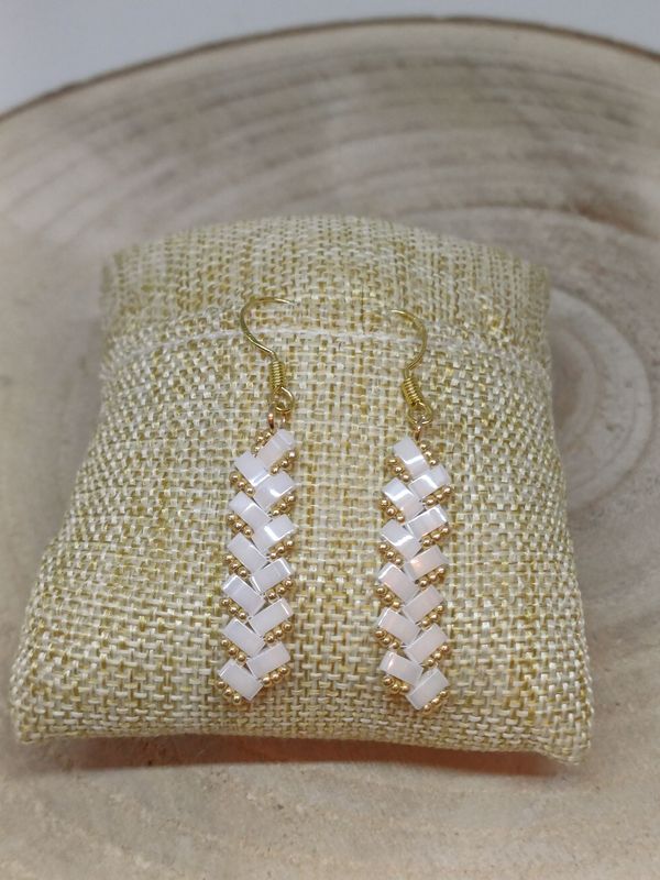 Kit 16 pour réaliser 1 paire de boucle d'oreille perles blanches brillantes et dorées