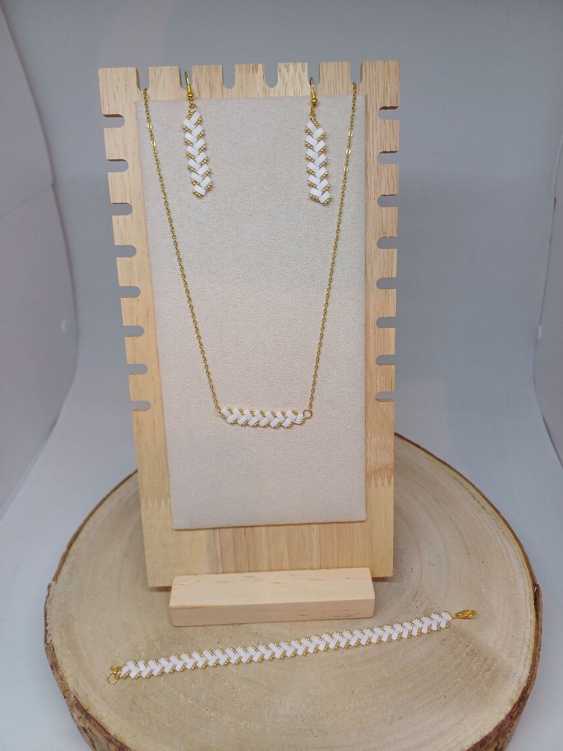 Parure bijoux perles blanches et dorées 17