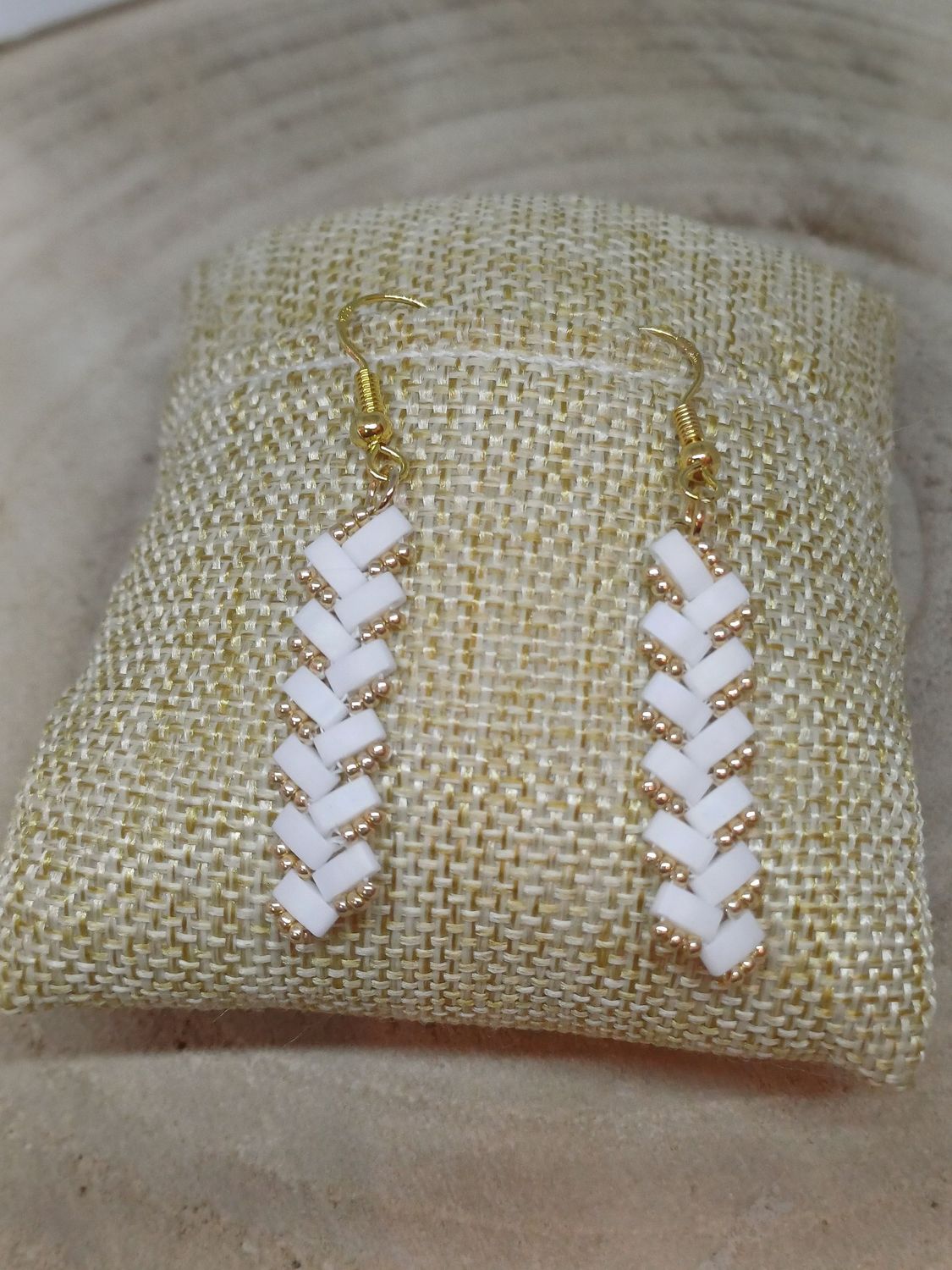Kit 17 pour réaliser 1 paire de boucle d'oreille perles blanches et dorées