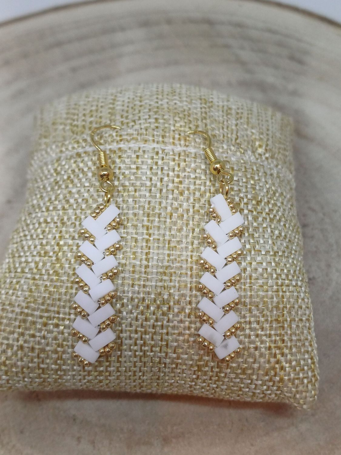 Kit 18 pour réaliser 1 paire de boucle d'oreille perles blanches irisées et dorées