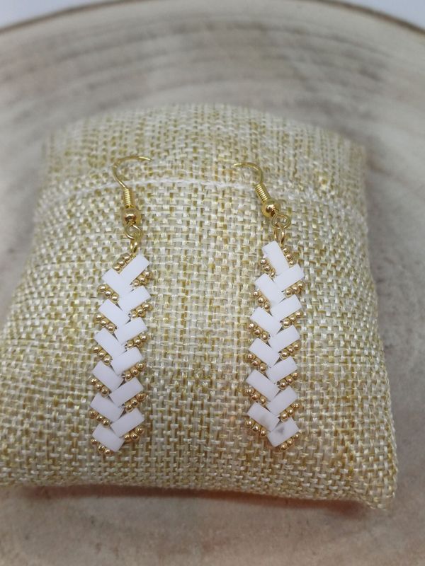 Kit 18 pour réaliser 1 paire de boucle d'oreille perles blanches irisées et dorées