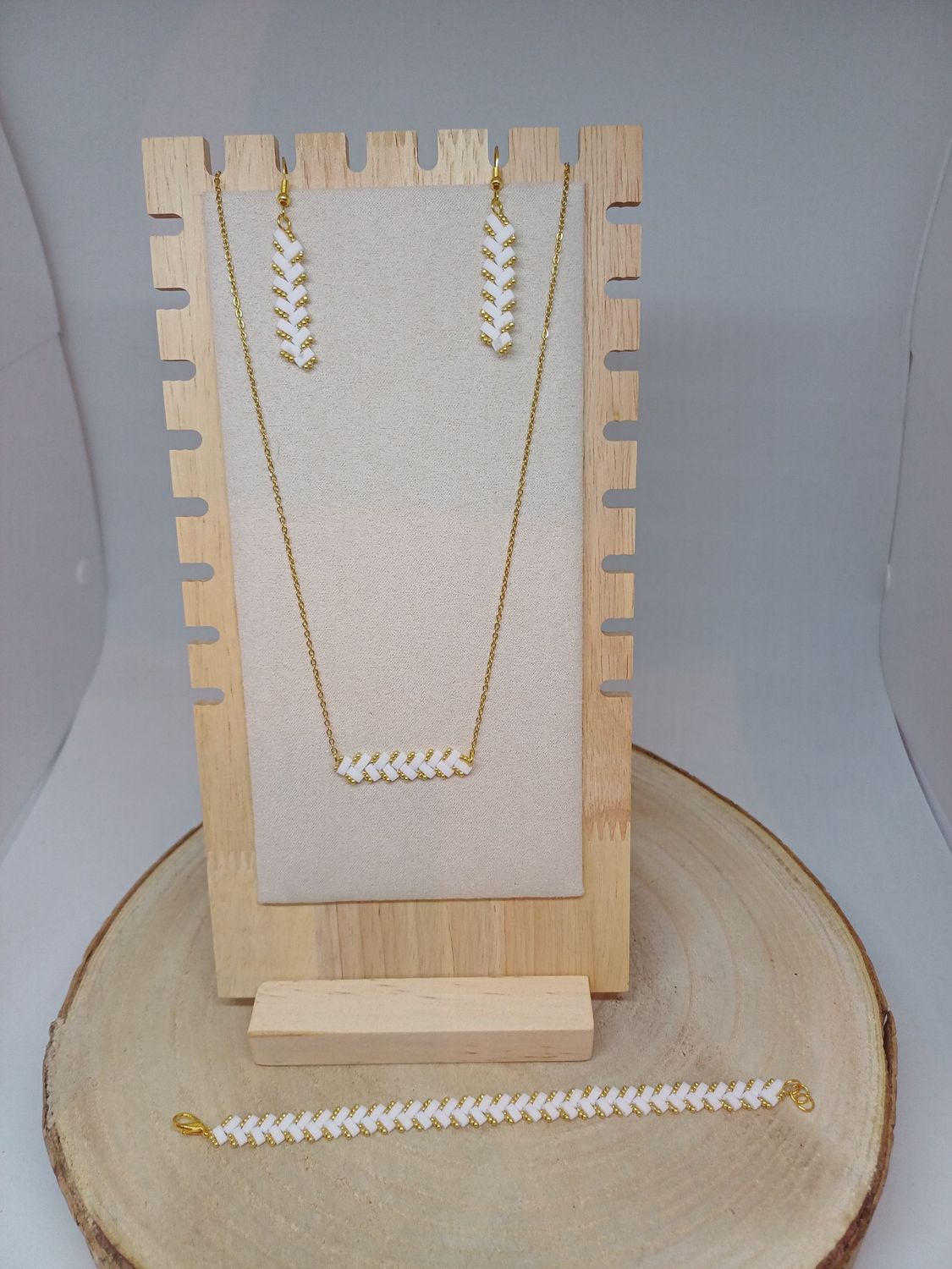 Parure bijoux perles blanches irisées et dorées 18
