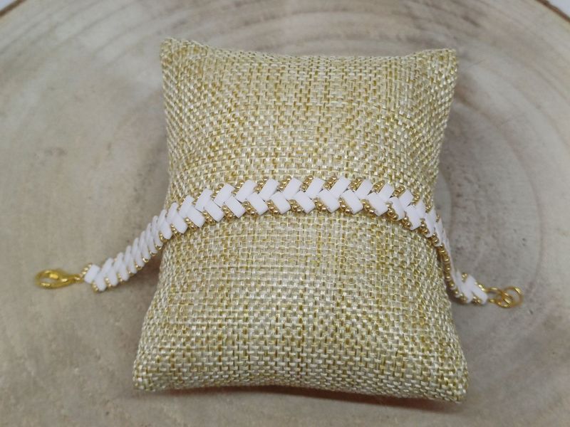 Bracelet perles blanches irisées et dorées 18