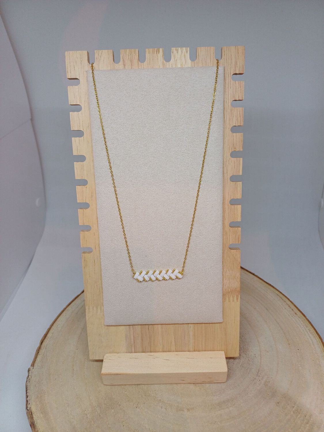 Collier perles blanches irisées et dorées 18