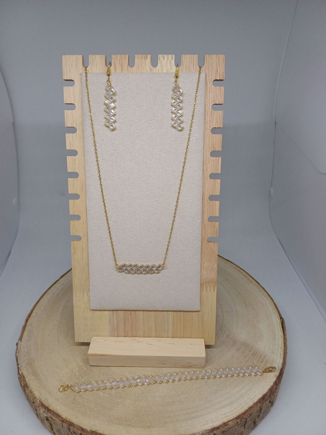 Parure bijoux perles transparentes claires et dorées 21