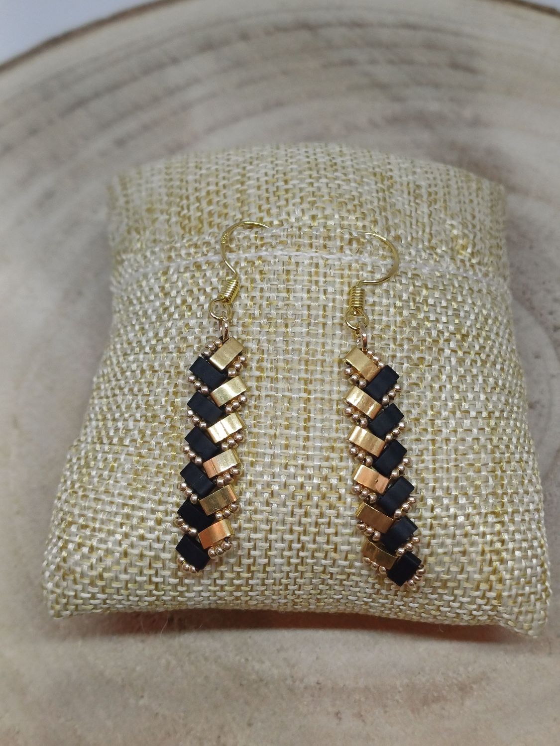 Boucles d'oreilles perles noires mat et dorées 7